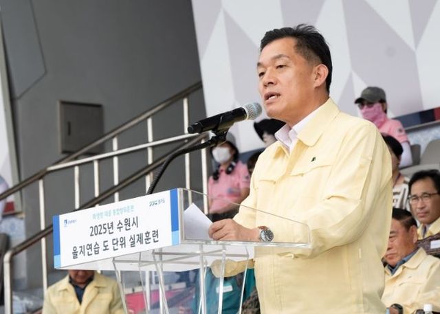 이재준 수원시장이 훈련 강평을 하고 있다.