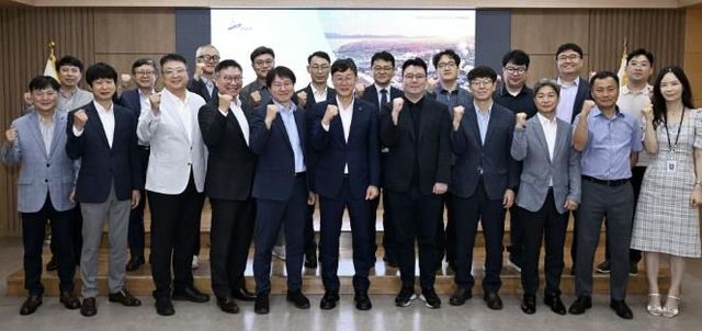 이민근 안산시장(맨 앞줄 가운데)이 18일 ‘스마트도시 조성을 위한 주요기관 간담회’를 마치고 참석자들과 함께 기념촬영을 하고 있다.