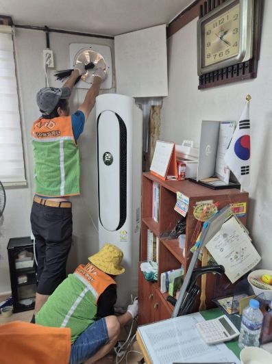 퇴계원읍 자율방재단, 무더위쉼터 경로당 냉방기 점검 청소