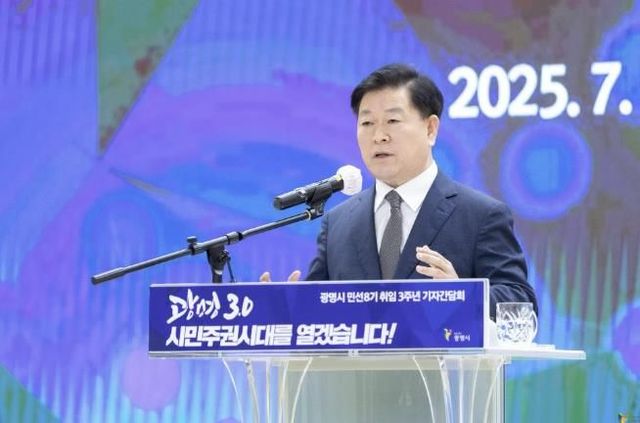 박승원 광명시장이 지난 7월 시청 대회의실에서 열린 '민선8기 취임 3주년 기자간담회'에서 K-아레나를 유치해 아레나를 거점으로 문화 집적 산업을 본격 육성하고 광명의 미래 100년을 책임질 핵심 성장 동력으로 삼겠다는 비전을 발표하고 있다.