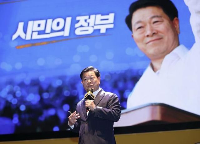 박승원 광명시장이 지난 6월 광명극장에서 열린 제6회 자치분권 포럼 '자치분권 아리랑'의 발표자로 나서 시민주권정부로 나아가고자 하는 포부를 밝히고 있다.