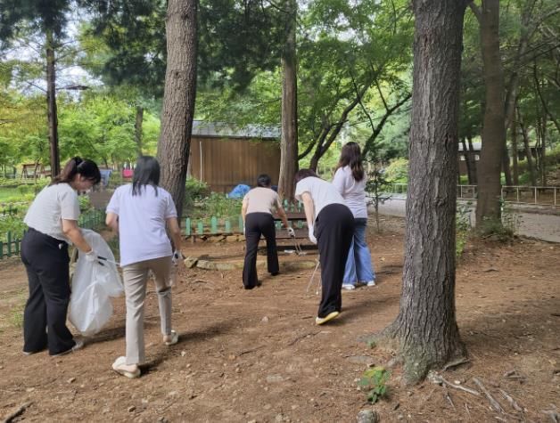 (재)시흥시인재양성재단, 릴레이 사회공헌 '함께 걷고, 함께 줍는 플로깅' 진행