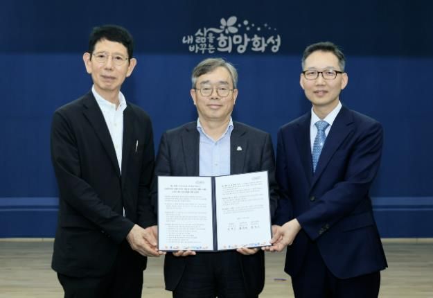조승문 화성특례시 제2부시장과 조승문 화성특례시 제2부시장, 홍성식 근로복지연구원장, 박철수 화성시연구원장이 협약서를 들고 기념촬영을 하고 있다