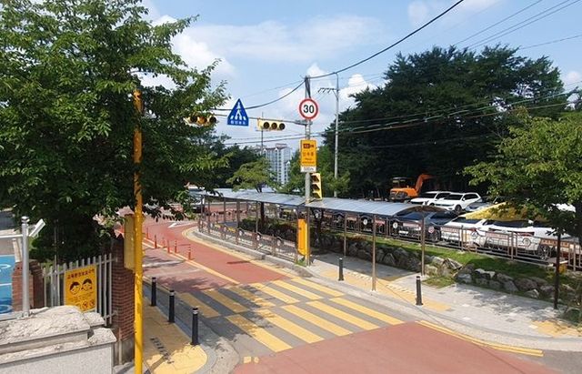 용인특례시 수지구 소현초등학교 등하굣길의 캐노피를 복구했다