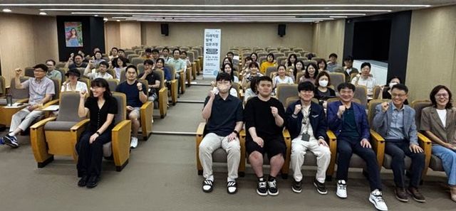 지난 23일 한국폴리텍대학 광명융합기술교육원 강당에서 '3040 미래직업 탐색 입문과정'을 개강하고 기념사진을 촬영하고 있다.