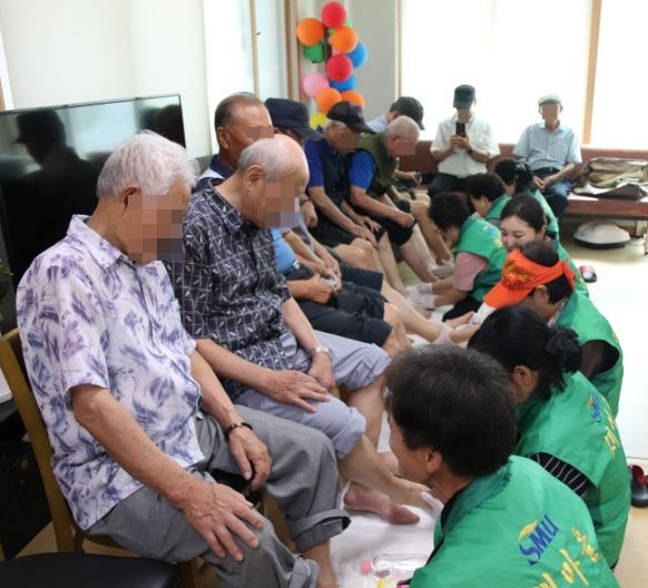 수원시 장안구 송죽동 새마을부녀회, 발마사지 봉사와 음악 공연으로 건강과 감동을 선물