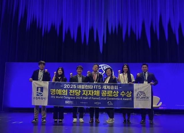 김현수 수원시 제1부시장(왼쪽 4번째)과 수원시 관계자들이 수상 후기념촬영을 하고 있다.