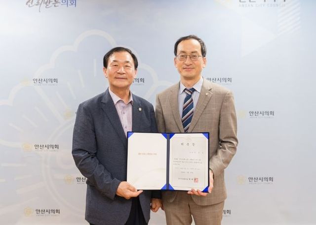 안산시의회가 27일 의장실에서 법률고문 위촉식을 개최했다. 사진 왼쪽이 박태순 의장, 오른쪽이 이날 위촉장을 받은 박준연 법률고문의 모습.