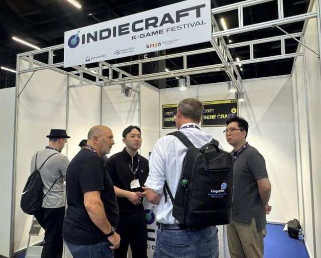 인디크래프트 홍보부스를 방문한 해외 관계자들. 제공 : 한국모바일게임협회