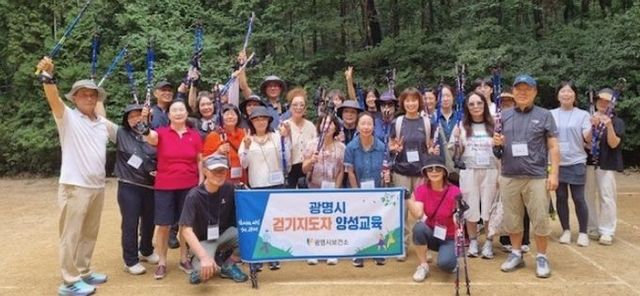 지난 25일부터 27일까지 '2025년 제1기 걷기지도자 2급 노르딕워킹 양성과정'을 진행하고 기념사진을 촬영하고 있다.