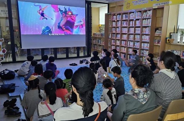 수원시 팔달구 지역아동센터 아동, 우만1동 새마을문고 견학 및 영화데이트