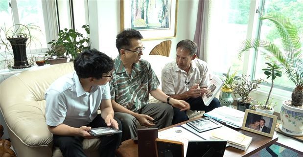 독립유공자 신을노 씨 외손자 글렌 윈켈(오른쪽) 씨가 외조부의 활동 자료를 설명하고 있다.