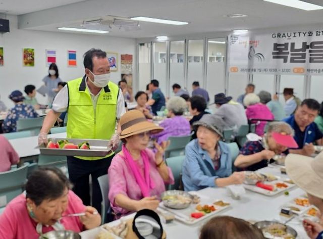 경기도의회 안계일 의원, 어르신 삼계탕 나눔 봉사 “지역의 온정으로 무더위 이겨내요!”