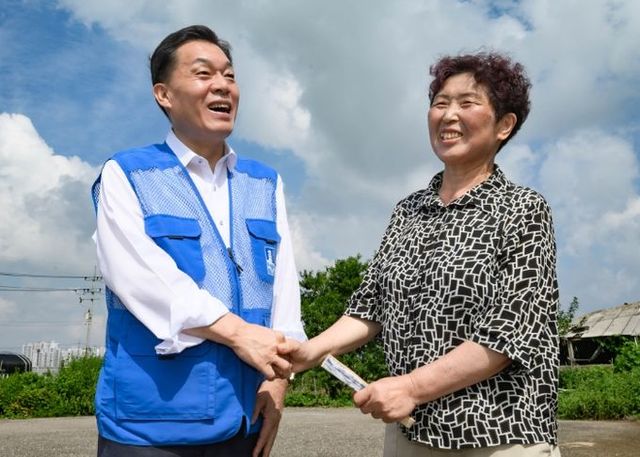 이재준 수원시장이 주민과 이야기를 나누며 활짝 웃고 있다.