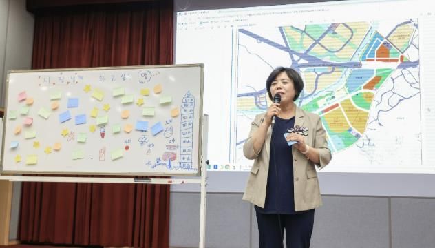 신계용 과천시장이 지난 7월 과천주암지구 신혼희망타운 입주예정자 간담회에서 발언하고 있다