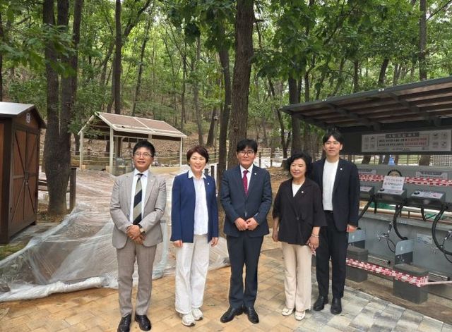 안양시의회 도시건설위원회, 예술공원 맨발산책길 조성 및 벽천광장 정비사업 현장 점검