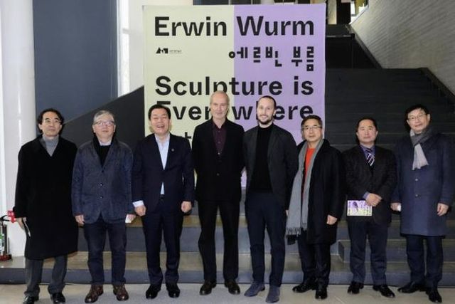 지난 2022년 12월 수원시립미술관이 개최한 에르빈 부름 개인전 개막식에서 이재준 수원특례시장과 작가가 기념 촬영을 하고 있다.