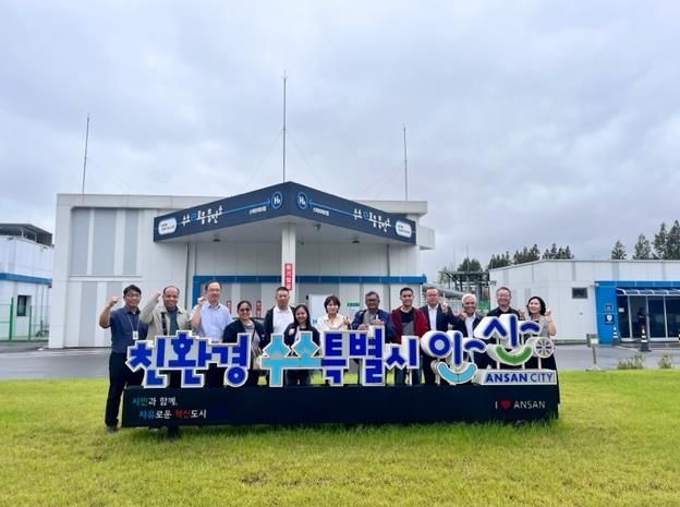 중국 창춘시와 필리핀 산 페르난도시 대표단이 ‘H2 수소도시 안산’의 정책 벤치마킹을 위해 수소e로움충전소를 방문하고 있다.