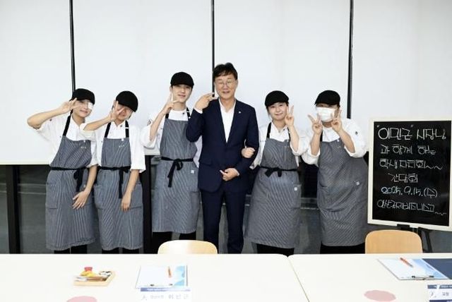 이민근 안산시장(오른쪽 세번째)이 안산국제비즈니스고등학교를 방문해 간담회를 마치고 베이커리카페과 학생들과 기념사진을 촬영하고 있다.