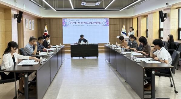 전덕주 행정안전교육국장이 안산시청 제1회의실에서 안산시청소년복지심의위원회를 진행하고 있다.