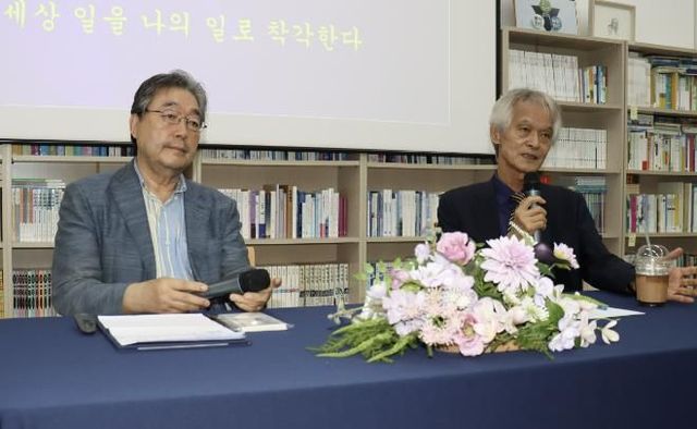 송호근 교수와 김종회 촌장이 대담을 하고 있다