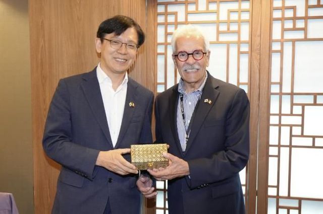 현근택 수원시 제2부시장(왼쪽)과 루이스 곤잘레스 아레날 멕시코 학습도시연맹 사무총장이 함께하고 있다.