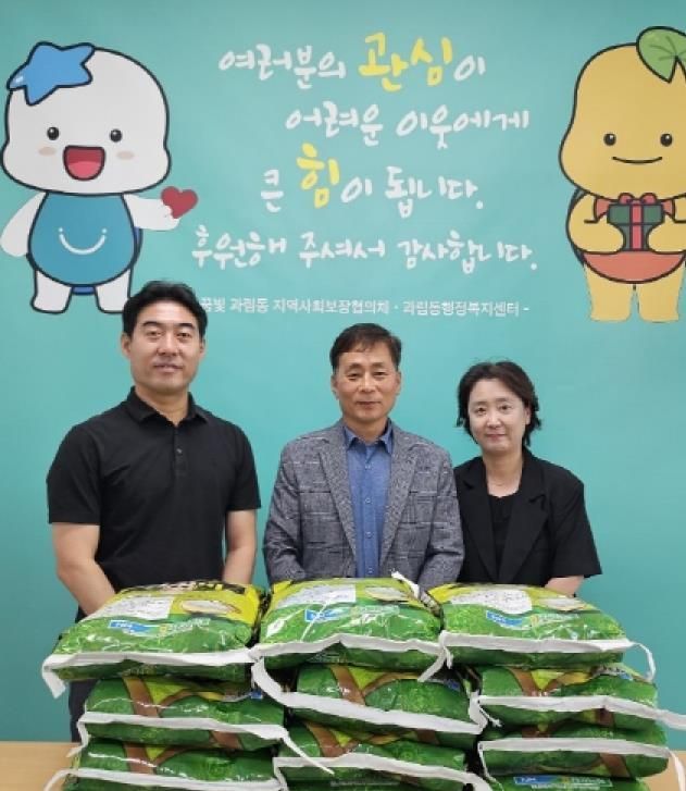 고척우드산업, 추석 맞아 시흥시 과림동 취약계층에 따뜻한 쌀 기부