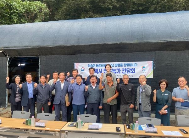 앞줄 왼쪽에서 5번째부터 평택양봉연구회 김학근 회장, 이승돈 농촌진흥청장, 9번째 이우진 평택시농업기술센터 소장, 뒷줄 왼쪽에서 3번째부터 성제훈 경기도농업기술원장, 방혜선 국립농업과학원 농업생물부장