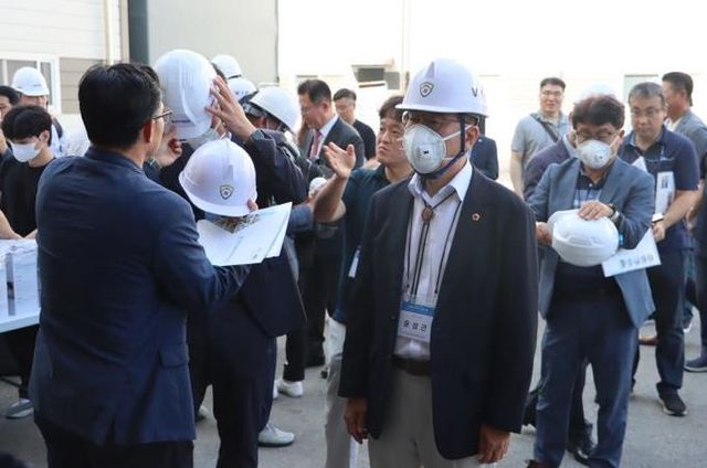 경기도의회 윤성근 부위원장, '방염 물품 실화재 실험' 현장 참관…화재 확산 억제 효과 직접 확인