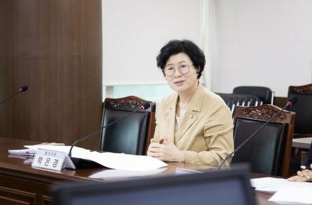 박은경 의원이 지난 8월 26일 제298회 임시회 문화복지위원회에서 ‘안산시 친환경 운동장 조성 및 관리에 관한 조례안’에 대해 설명하고 있다.