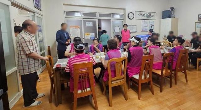 수원시 영통구 영통3동 늘사랑나눔회, '흥겨운 경로당' 어르신들 식사 대접