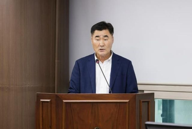 유재수 의원이 지난 8월 26일 제298회 임시회 도시환경위원회에서 ‘안산시 미세먼지 예방 및 저감에 관한 조례 전부개정조례안’에 대해 제안 설명을 하고 있다.