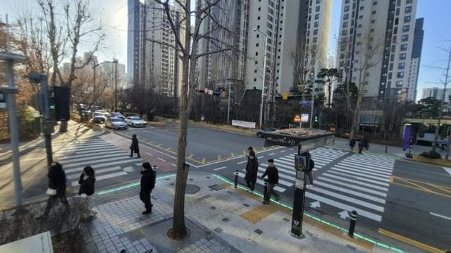 과천시 별양동 코오롱삼거리에 동시 보행신호가 적용된 모습
