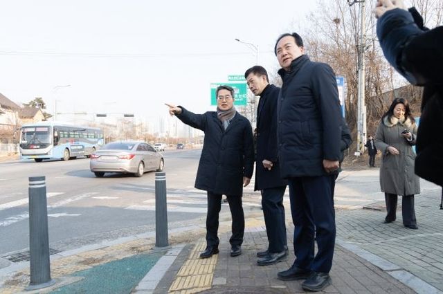 23일 오후 김동연 경기도지사와 이권재 오산시장이 북오산ic 진입로 확장 현장 확인을 하고 있다.