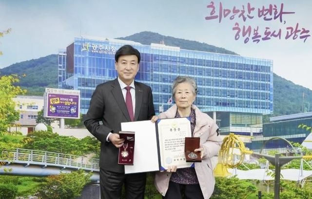 광주시, 6·25전쟁 참전 故 최갑용 소위 유가족에 화랑무공훈장 전수