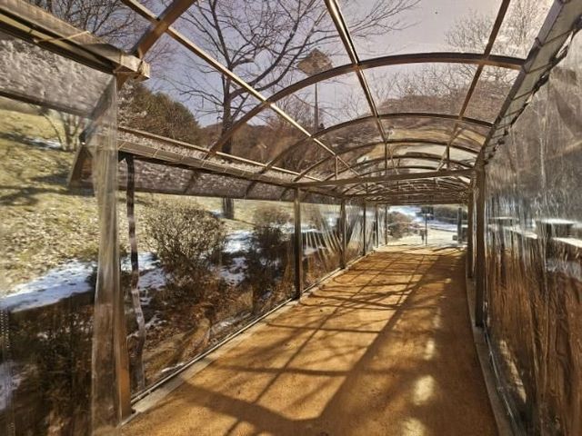병목안시민공원 맨발산책길에 설치한 지붕 캐노피와 방한 비닐막 사진