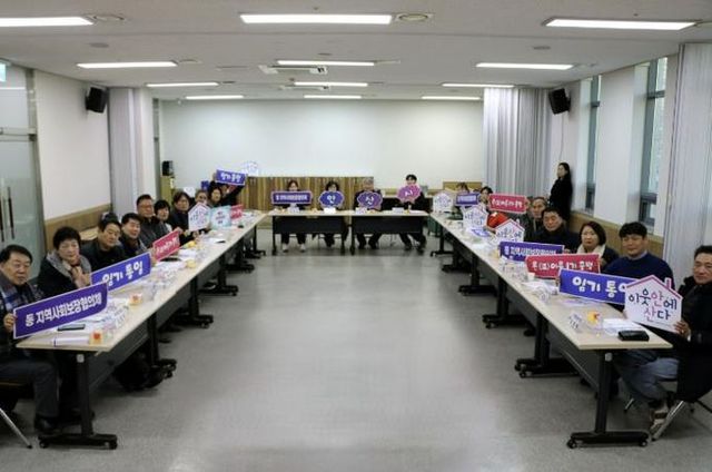 안산시 동 지역사회보장협의체 민간위원장 협의회가 28일 네트워크 회의를 개최하고 함께 기념촬영을 하고 있다.