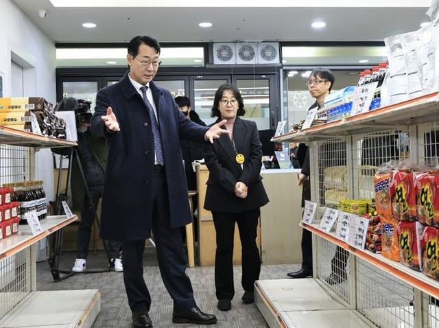 정명근 화성특례시장이 12월 그냥드림 선반을 점검하고 있다