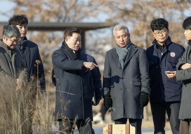 박승원 광명시장이 지난 5일 안양천 지방정원 시범사업구간을 찾아 정원 조성 결과와 이용 현황을 살펴보고 있다.