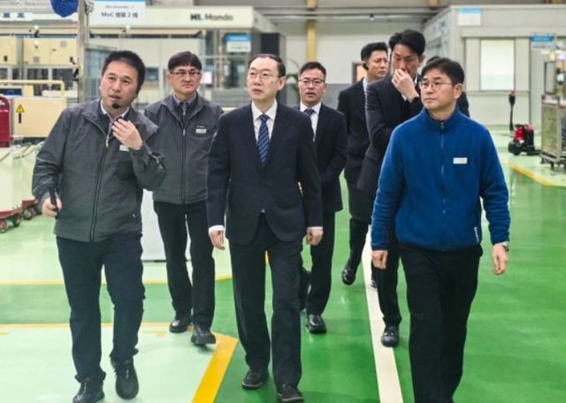 이명구 관세청장(가운데)이 5일 중국 북경에 위치한 HL만도 현지 공장을 방문하여 업체의 애로사항 등을 청취한 뒤 공장을 둘러보고 있다.