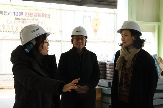 이진희 관세청 통관국장(오른쪽)이 9일 서울세관 국제이사화물 통관센터를 방문해 통관현장을 점검하고 있다