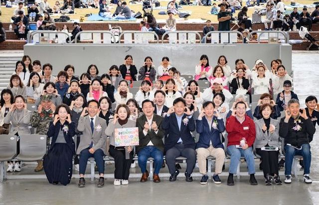 이재준 수원특례시장(앞줄 왼쪽 네 번째부터), 김영진 의원, 김준혁 의원 등 수원청개구리 축제 참석자들이 함께하고 있다.