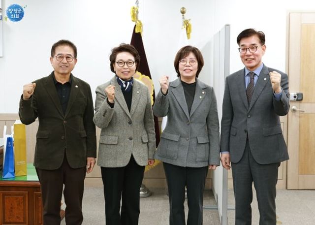 단체사진을 찍고 있다.