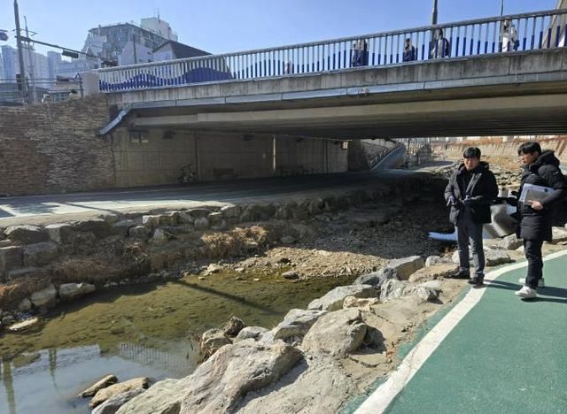 용인특례시 처인구가 경안천 주변을 점검하고, 보수가 필요한 부분과 시설을 확인하고 있다.