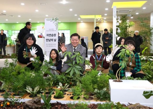 박승원 광명시장이 25일 광명시청소년수련관 1층에서 열린 청소년 인생정원 '자연습장' 개소식에 참석해 청소년들과 기념사진을 촬영하고 있다.