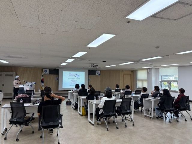 2025년에 실시된 무료 자전거 상설교육에서 참가자들이 자전거 안전법규 등 기초 이론을 배우고 있다