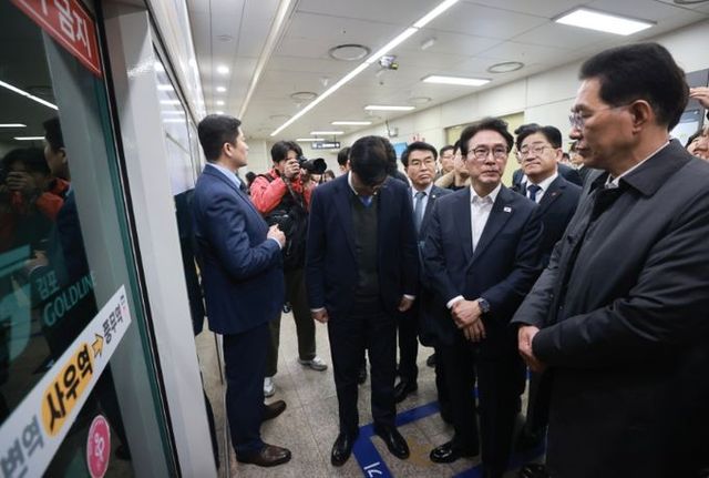 김민석 국무총리가 27일 경기도 김포시 사우역에서 김포 골드라인 열차를 타고 승객 과밀 상황을 점검하고 있다.