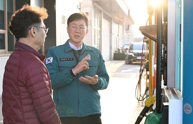 이민근 안산시장이 13일 신길동 서안산IC주유소를 방문해 주유소 관계자와 유가 동향을 점검하고 있다.