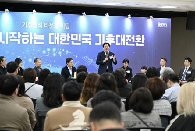 내려받기보도자료1-1 16일 시흥시근로자종합복지관에서 열린 ‘도민 참여형 기후정책 타운홀 미팅’ 행사에서 임병택 시장이 축사를 하고 있다