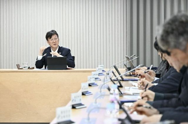 이민근 안산시장이 20일 디지털전환허브에서 진행된 현장간부회의에서 주요 전략사업의 진행 상황을 점검하며 부서 간 협력 방안을 논의하고 있다.